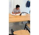 「パンサー尾形の妻、朝から真剣モードで仕事をする夫を公開」の画像1