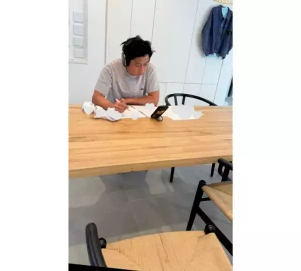 パンサー尾形の妻、朝から真剣モードで仕事をする夫を公開