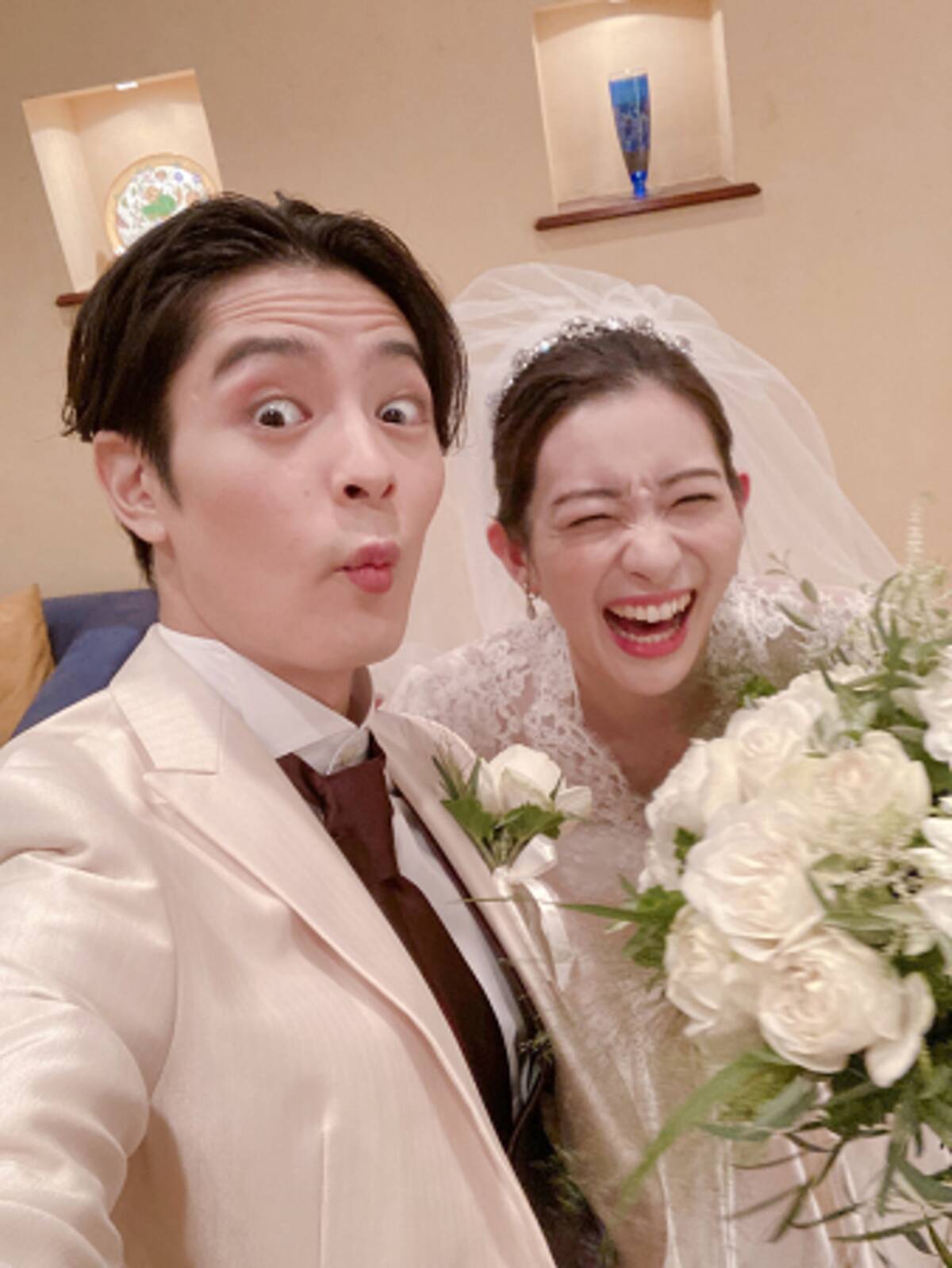 塩野瑛久 足立梨花とのウエディングフォトで新年挨拶 22年1月5日 エキサイトニュース