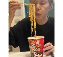 研ナオコ、お父さんおすすめ「辛みそきん」ふーふー実食ショット