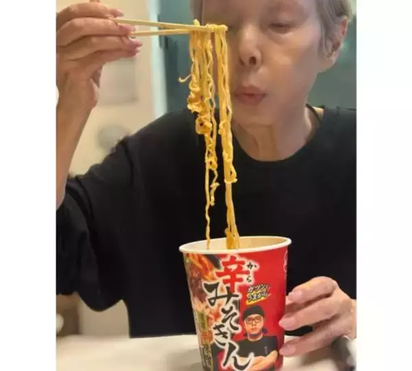 研ナオコ、お父さんおすすめ「辛みそきん」ふーふー実食ショット