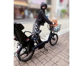 平野ノラ、自転車に乗った完全防備の“蜘蛛女”姿公開