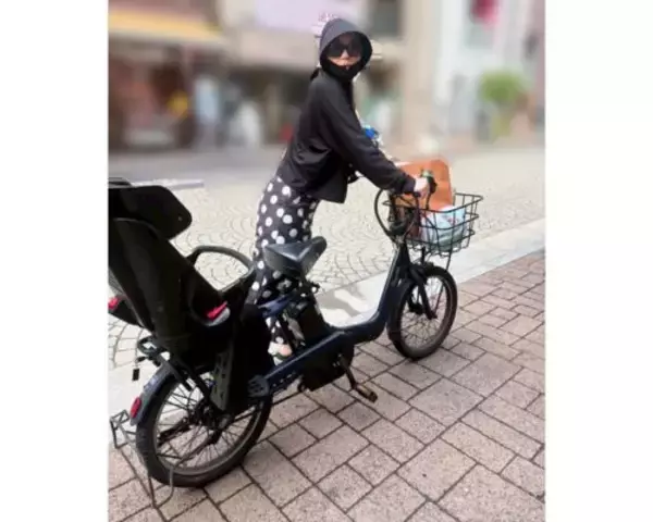平野ノラ、自転車に乗った完全防備の“蜘蛛女”姿公開