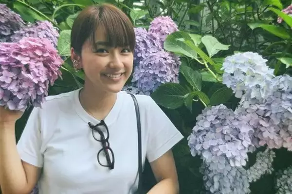 「平祐奈、紫陽花に囲まれ弾ける笑顔ショット」の画像