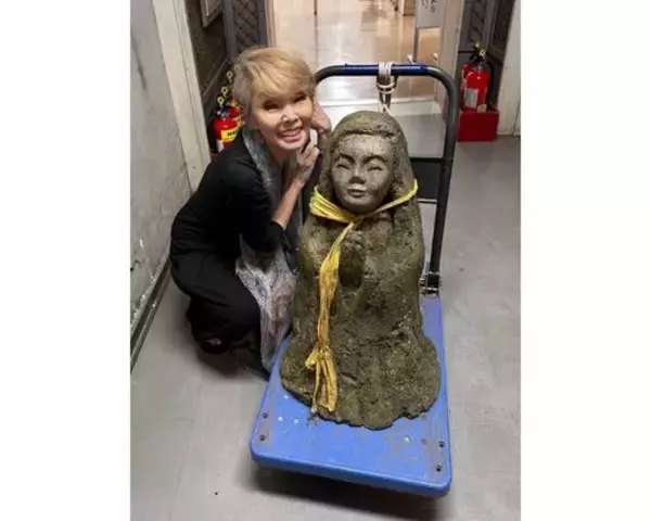「風、薫る」研ナオコ、自身モデルの“真風地蔵”と念願の対面