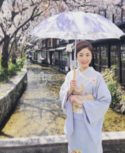 高岡早紀、京都の桜をバックに…和服姿でファン魅了