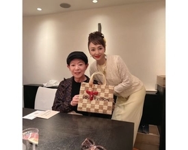 美川憲一、神田うのとの恒例誕生日会公開、豪華プレゼントも披露