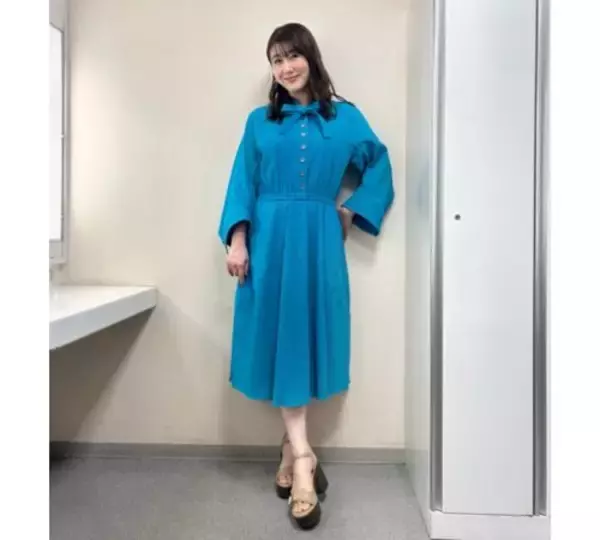 「安めぐみ、春らしい爽やかブルーワンピ姿披露」の画像