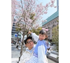パンサー尾形、毎年恒例“桜×父娘ショット”を披露