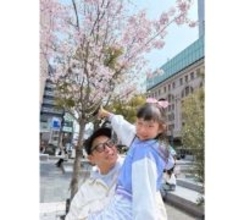 パンサー尾形、毎年恒例“桜×父娘ショット”を披露