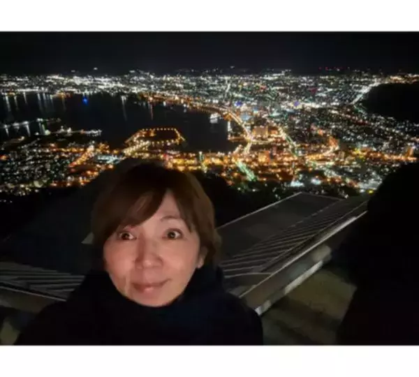 渡辺満里奈、函館の夜景バッグに大人の修学旅行ショット