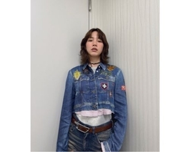 のん、ショート丈デニムジャケット×ワイドデニムでクールな姿