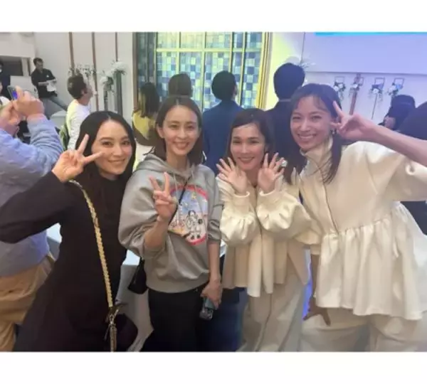 「平野ノラ、高橋ユウとバブリージャージ双子コーデ」の画像