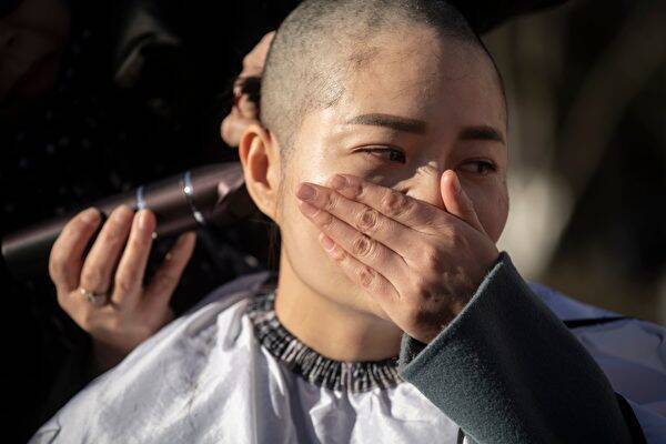 弁護士の長期拘束に抗議 妻ら女性4人が丸刈りに 18年12月日 エキサイトニュース