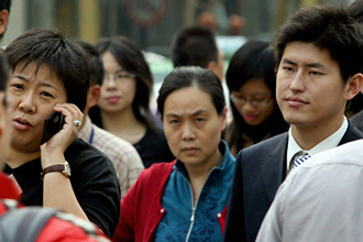 中国両会中、携帯電話の通信速度が「4Gから2Gに」当局操作か