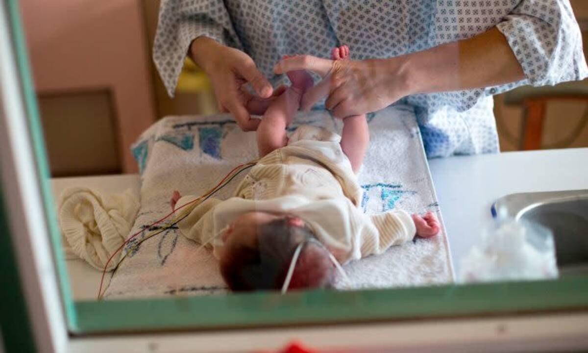Nicuで赤ちゃんの世話をする81歳のおじいちゃん 病院に100万ドルを寄付 19年7月11日 エキサイトニュース