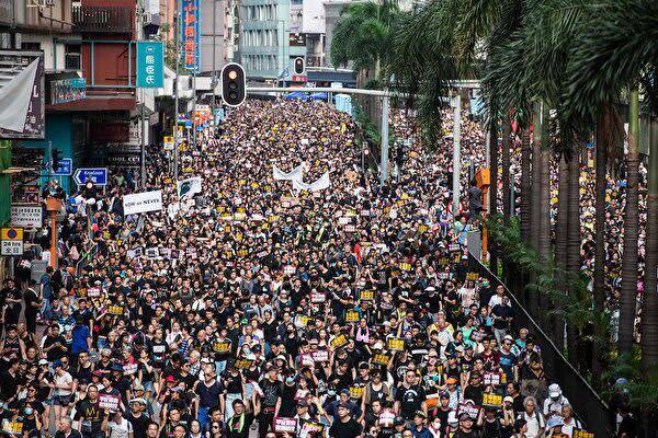 香港条例改正案 43万人が再抗議 白い服の集団 が市民を襲撃 19年7月22日 エキサイトニュース