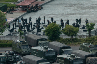 香港の隣り、深センのスタジアムで中国武警が暴動鎮圧の訓練