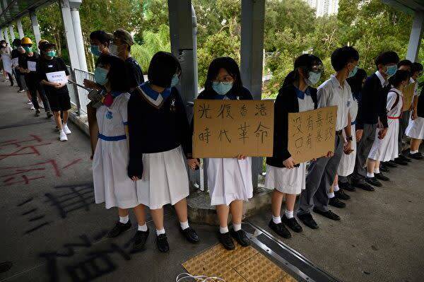 写真 香港 中高生らが 人間の鎖 で拘束された生徒を声援 19年9月6日 エキサイトニュース