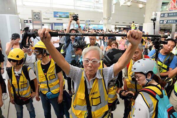 香港デモ 高齢者が警察本部前で座り込み 若者への暴力を批判 2019年10月17日 エキサイトニュース
