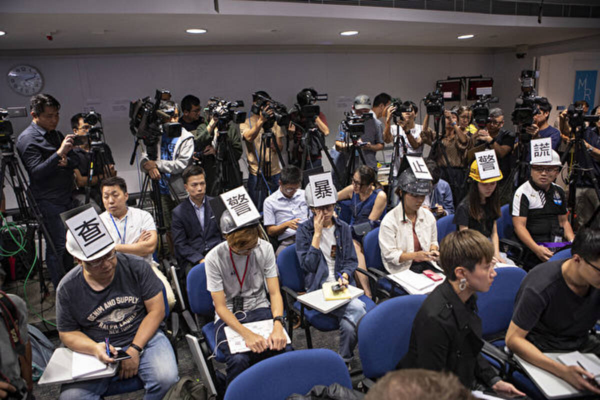 香港の記者 警察の暴力に抗議 当局が記者会見を中止 19年11月5日 エキサイトニュース