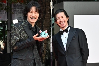 Aぇ! group佐野晶哉、ぬいぐるみを手に満面の笑み 柿澤勇人らとTIFFレッドカーペット登場