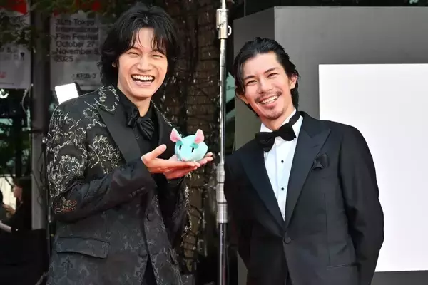Aぇ! group佐野晶哉、ぬいぐるみを手に満面の笑み　柿澤勇人らとTIFFレッドカーペット登場