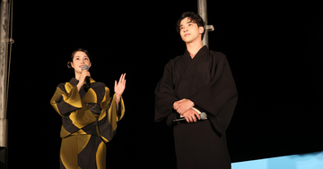 横浜流星&amp;広瀬すず、浴衣姿で花火大会に登場　約25万人が集まった会場から大歓声が巻き起こる