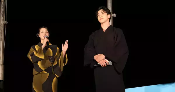 横浜流星&広瀬すず、浴衣姿で花火大会に登場　約25万人が集まった会場から大歓声が巻き起こる