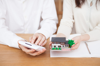 【住宅ローン】みんな世帯年収の何倍まで借りている? 最多は「3倍以上5倍未満」、7倍以上も
