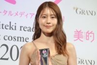 有村架純、美背中＆デコルテあらわなドレスで魅了　肌の変化も明かす「30歳を過ぎて…」