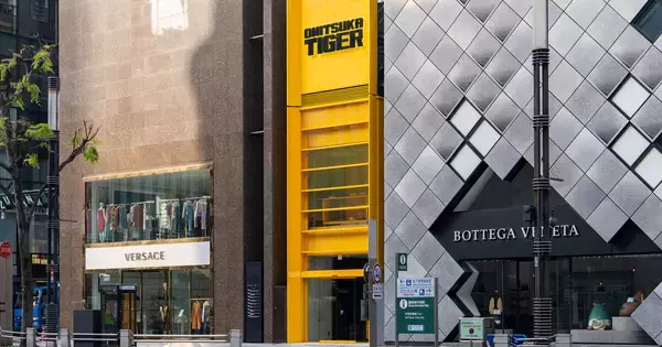 インバウンド客がこぞって求める「オニツカタイガー」、海外から大人気のワケは?