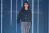 「山下美月、凛としたエレガントさで魅了　ダークカラーまとった洗練ムード」の画像1