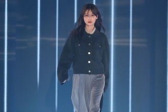 山下美月、凛としたエレガントさで魅了　ダークカラーまとった洗練ムード