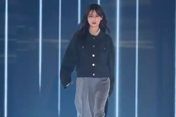 山下美月、凛としたエレガントさで魅了　ダークカラーまとった洗練ムード