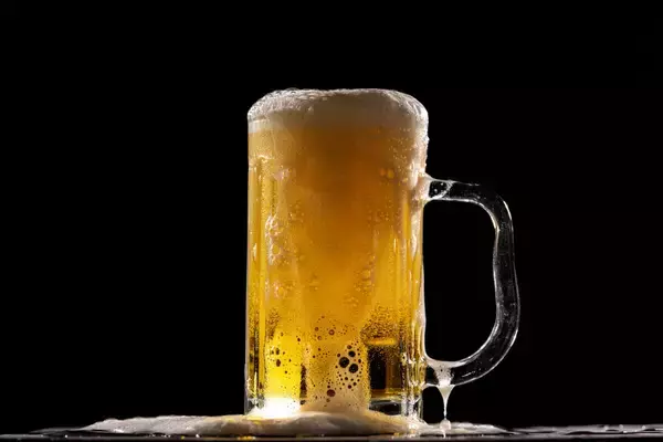 ビールだけじゃない…尿酸値を上げる「意外な飲み物」とは? 医師が注意を呼びかけ