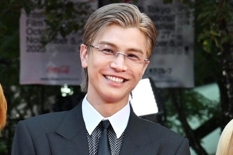 岩田剛典、メガネ＆スーツでビシッと! “金髪集団”引き連れTIFFレッドカーペット登場