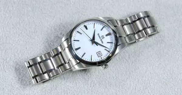 グランドセイコー「SBGX357」- 雪白ブルーがもたらす静かな存在感