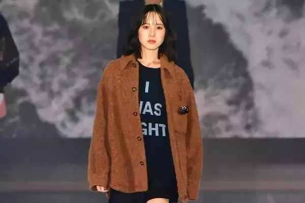 本田紗来、ほっそり“絶対領域”見せコーデでランウェイ