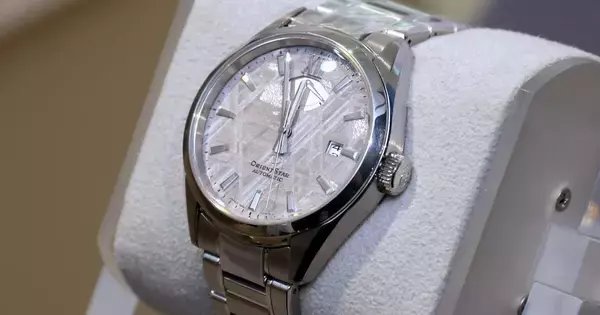 オリエントスター 2026年春夏新作 - メテオライト（隕石）文字板を採用した75周年記念「M34 F8 デイト」