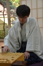 叡王戦開幕！　シンガポール対局は伊藤叡王が斎藤八段制す　第11期叡王戦五番勝負第１局