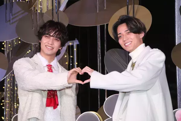 キンプリ永瀬廉＆高橋海人、点灯式で丸の内に登場! 大歓声に包まれる