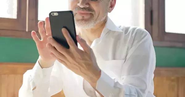 「銀座ホステスが見たお金持ち 第75回 「彼氏さんに怒られちゃうカナ?(笑)」本当にあったうんざりする“おじさんLINE”」の画像