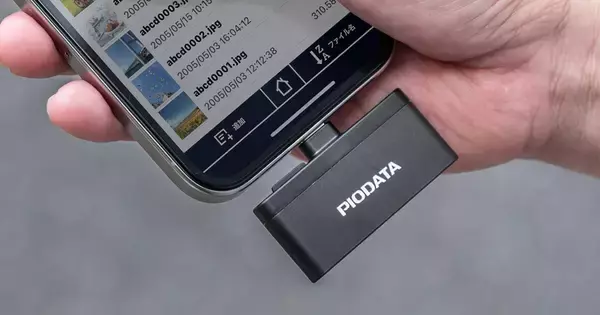 スマホの写真・動画を充電しながらバックアップ、PC・タブレットでも使えるUSB-Cカードリーダー