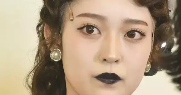 阪口珠美、黒リップに美脚のぞかせる黒ドレス姿　妖艶なダンサー役で明治座の舞台へ「大きな挑戦」