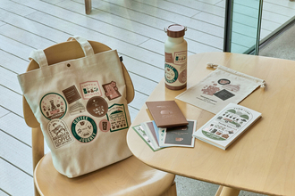【スタバ ロースタリー東京】ボトルやトートなど限定グッズ5種を発売 - TRAVELER’S COMPANYとコラボ、コーヒーと旅の世界観を表現