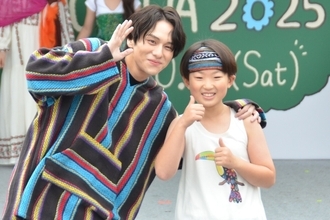 山下幸輝、多国籍ファッションでランウェイ　歓声に笑顔「ワクワクしています」