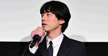 坂口健太郎、出演オファーを即決した理由「ぜひともご一緒させていただきたいという気持ちに」　映画『私はあなたを知らない、』完成披露舞台挨拶
