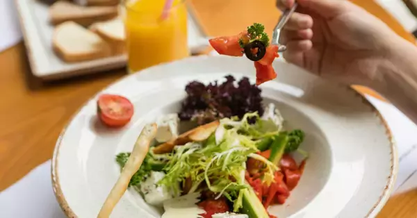 「朝・昼・晩で食べ方を変えると体が温まる──医師がすすめる"冷え対策の食事術"」の画像