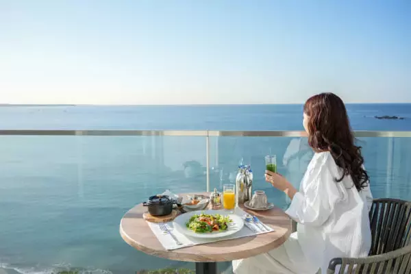 「バルコニー朝食が優雅すぎ……絶景オーベルジュ「葉山ホテル音羽ノ森」」の画像